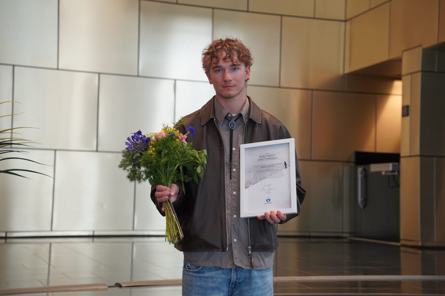 Ruben med blomma och diplom