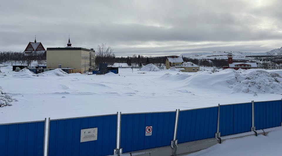 Fotot visar hus som avvecklas bakom stängsel.