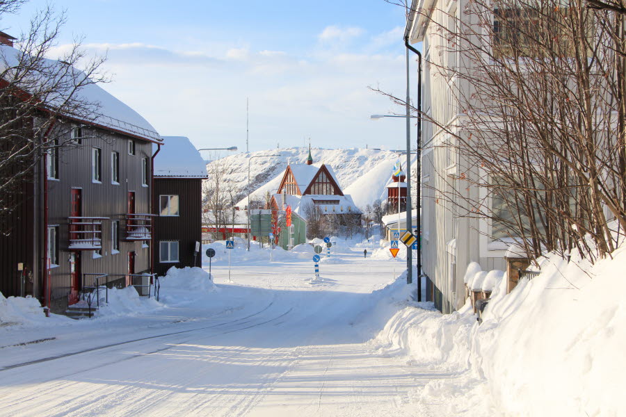 Utsikt mot kyrkan sedd från Gruvvägen i det tidigare centrum. Foto: Ann Bergqvist