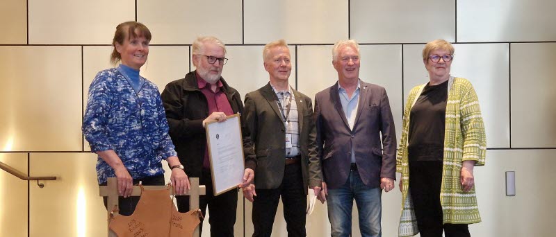 Två kvinnor och tre män står tillsammans på scenen i stadshuset Kristallen.