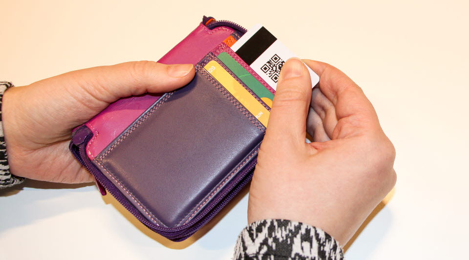 Händer som håller i en plånbok 