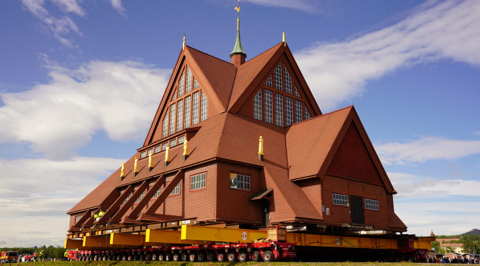 Kyrkan under transport, upplastad på en stor trailer.