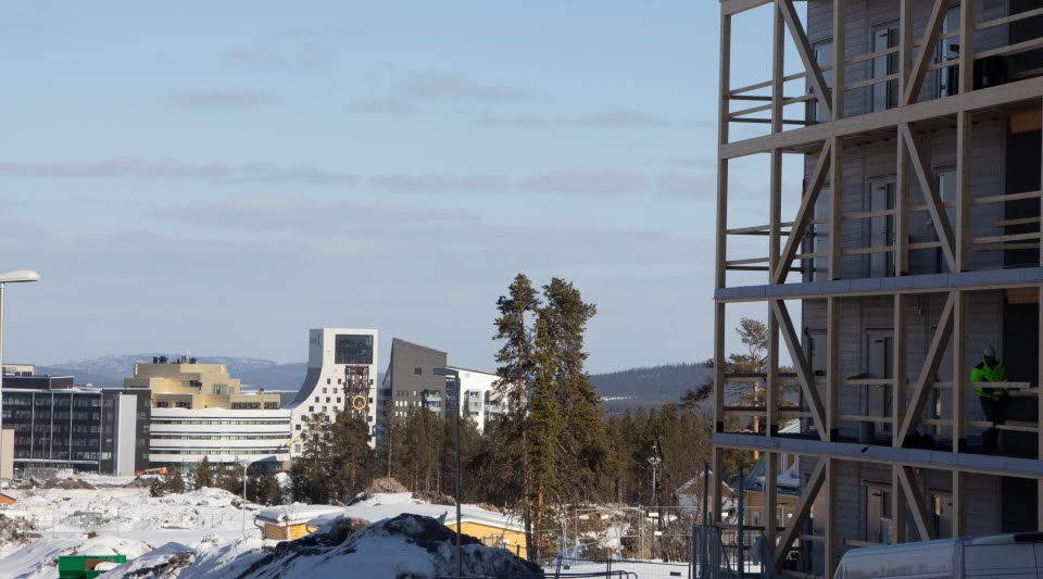 Byggarbetsplats i förgrunden, nya centrum i bakgrunden. 