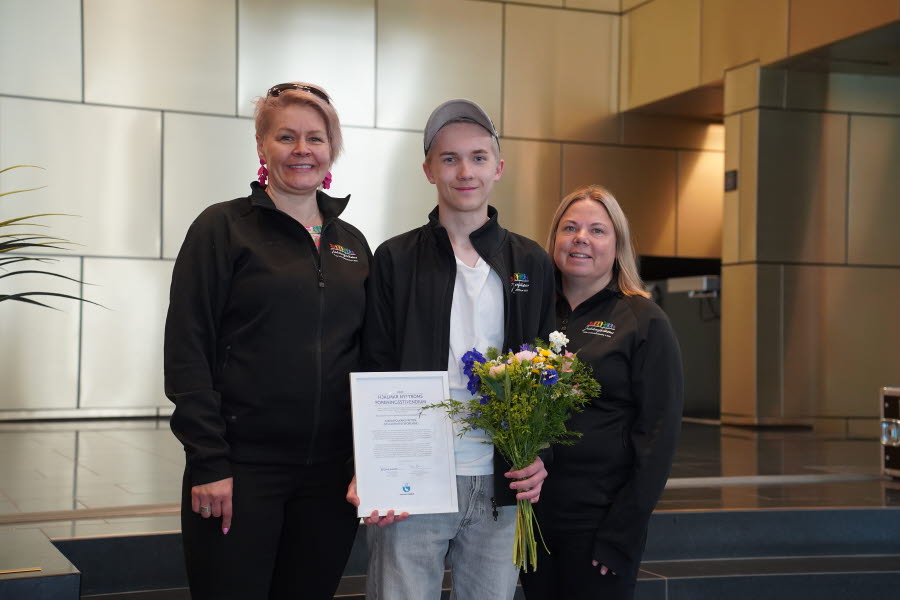 Stipendiaterna med blomma och diplom.