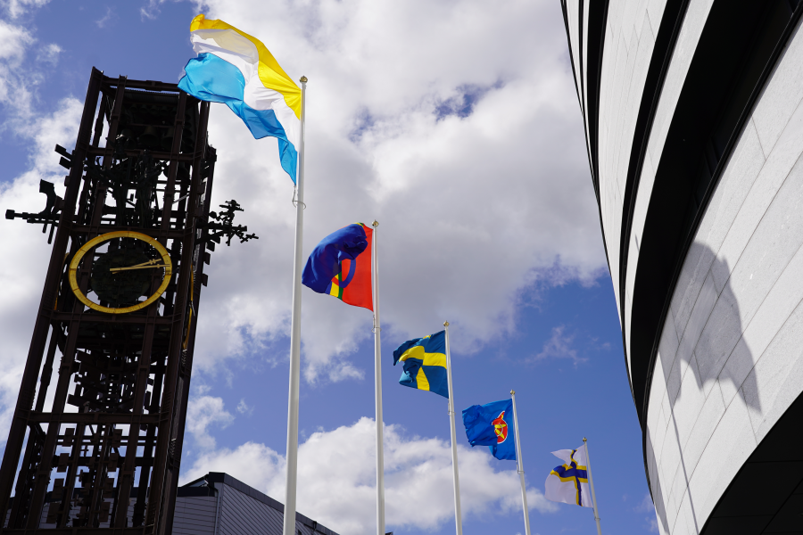 Från vänster syns Kirunas kommunflagga, den samiska flaggan, Sveriges flagga, Tornedalingarnas flagga och Kvänernas flagga. Foto: Moa Strålberg