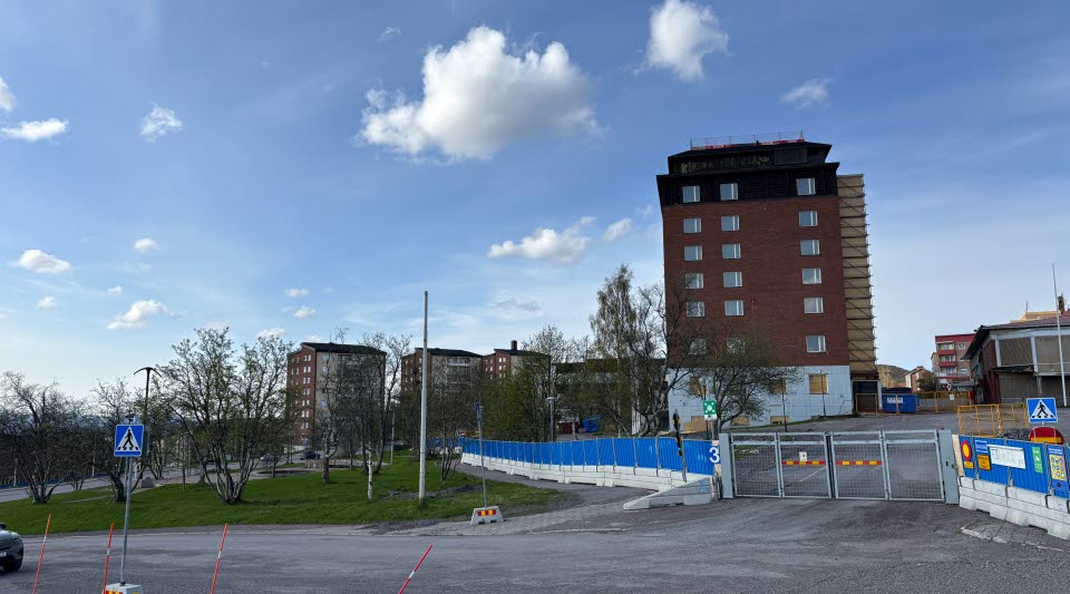 Fotot visar hus som rivs. 