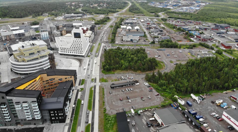 Fotot taget med drönare visar hus, vägar och parkeringsplatser med bilar på sommaren 2024