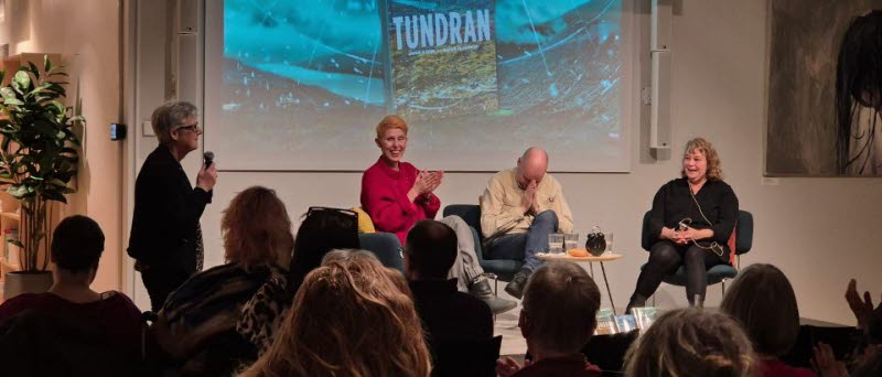 Författarparet Björn och Anna-Karin Olofsson sitter på scenen tillsammans med förlaget när de tilldelas sparbanken nords litteraturstipendie