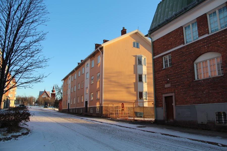 Fotot visar en gata och hus som stängslats in. 