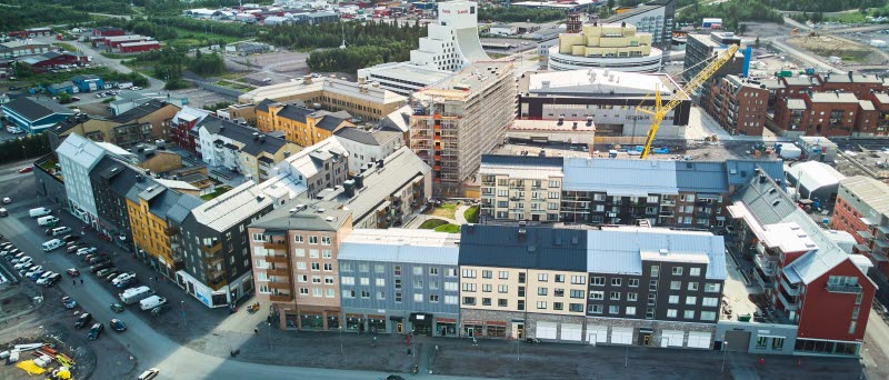 Fotot visar Kirunas centrum taget från en drönare sommartid.