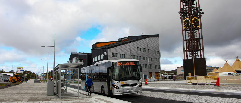 Fotot visar en väg, byggnader och en buss i nya stadskärnan. 
