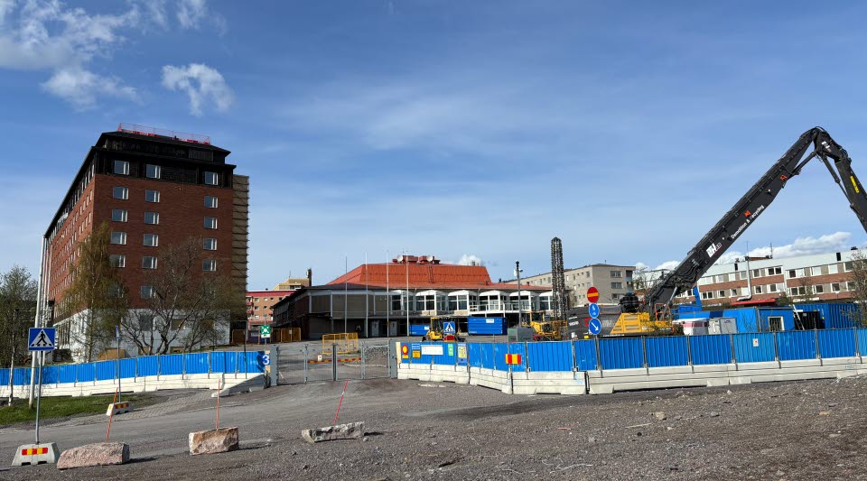 Fotot visar hus som rivs. 