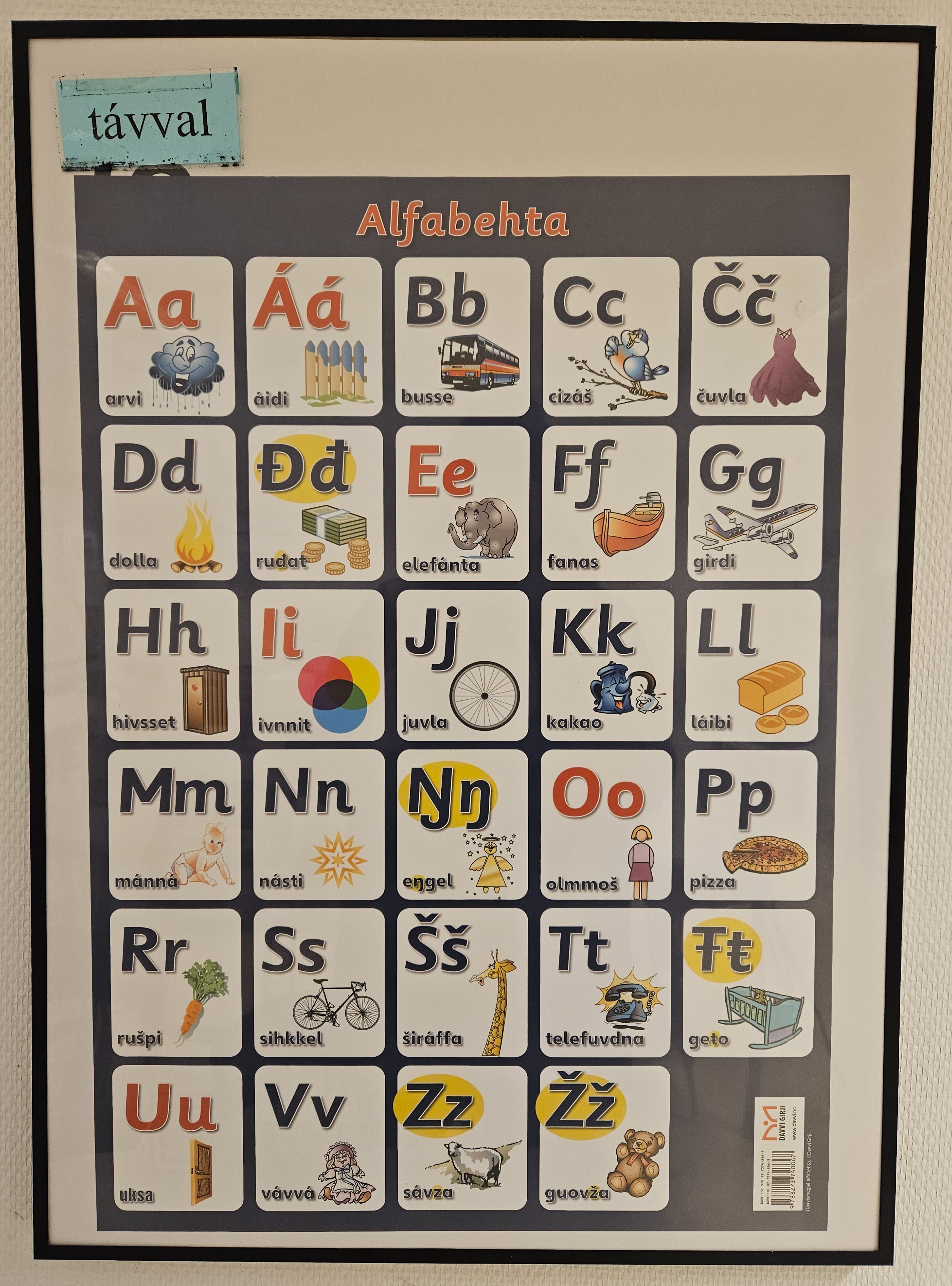 Affisch från ett klassrum på Sameskolan som visar samiska bokstäver. Foto: Julie Anhøj Louw