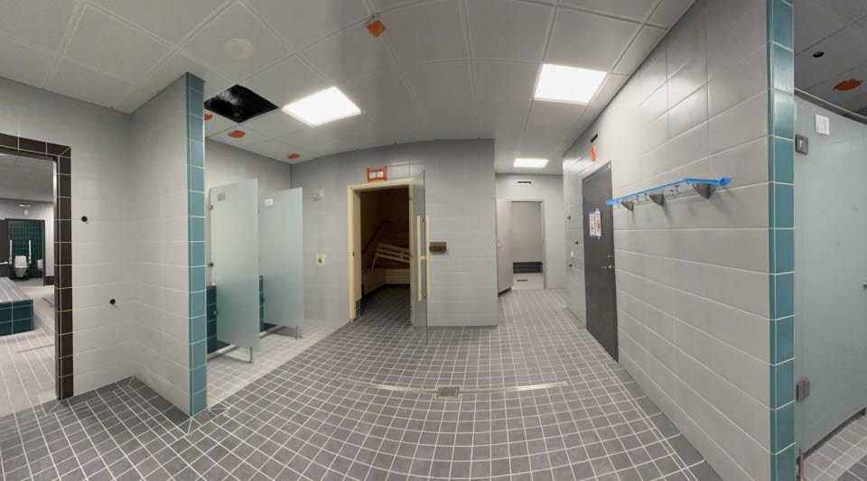 Fotot visar ett omklädningsrum i brunt, beige och grönt. 