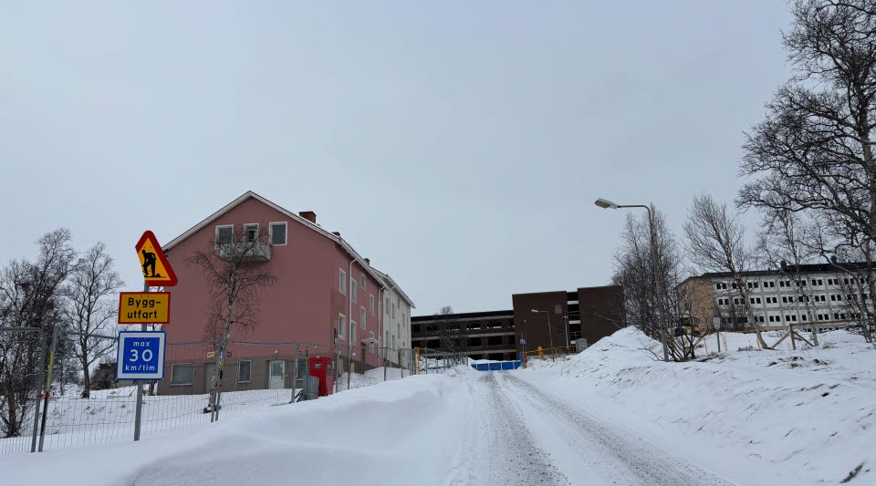 Fotot visar hus som avvecklas bakom stängsel.