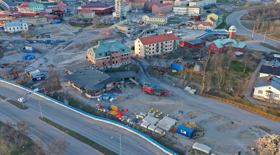 Drönarfotot visar hus och byggnader under avveckling.