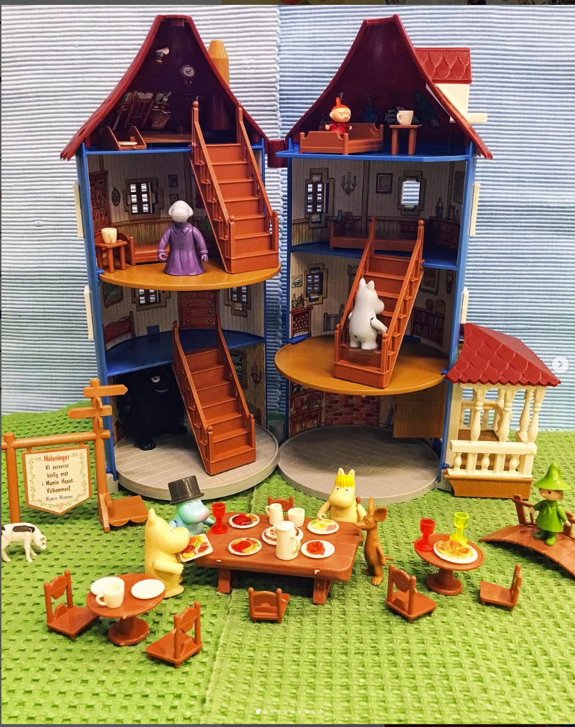 Muminhus med figurer
