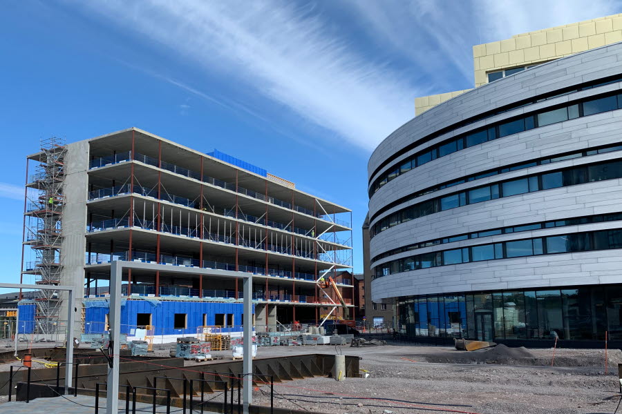 Fotot visar Skanskas bygge av kontorshus. Till höger syns Kristallen. I bakgrunden ser vi en blå himmel. 