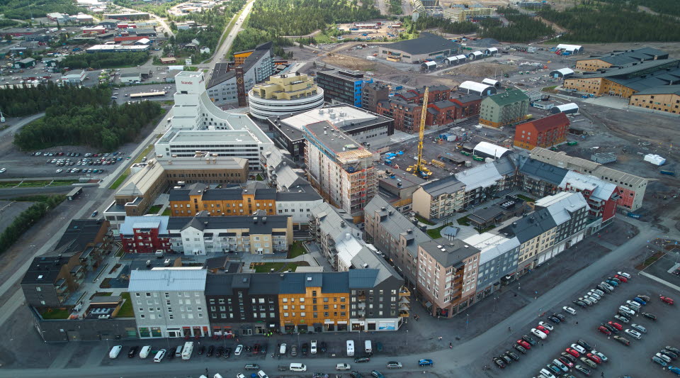 Fågelvy över Kirunas nya centrum med varierande fasader och byggnader i pågående stadsomvandling, flygfoto.