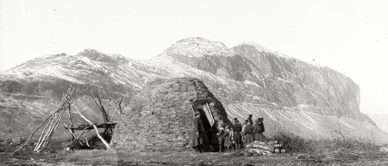 Sameskolan vid Rautasluspa med barnen utanför (6/10-1915). Foto: Borg Mesch