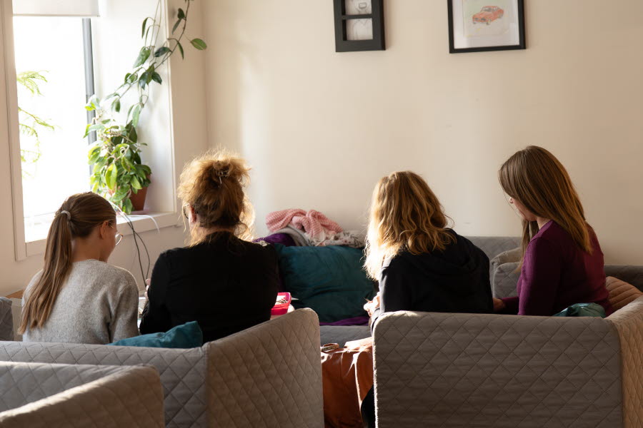 Vuxna som spelar spel i ungdomens hus