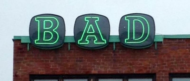 Skylt "BAD" från det gamla badhuset. Foto: Clara Nyström