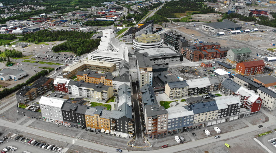 Fotot är taget från drönare sommartid och visar kvarter i en stadskärna