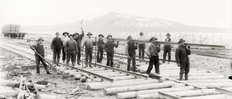 Järnvägsarbetare lägger räls vid det som skulle bli Kiruna järnvägsstation, 1900. Foto: Borg Mesch
