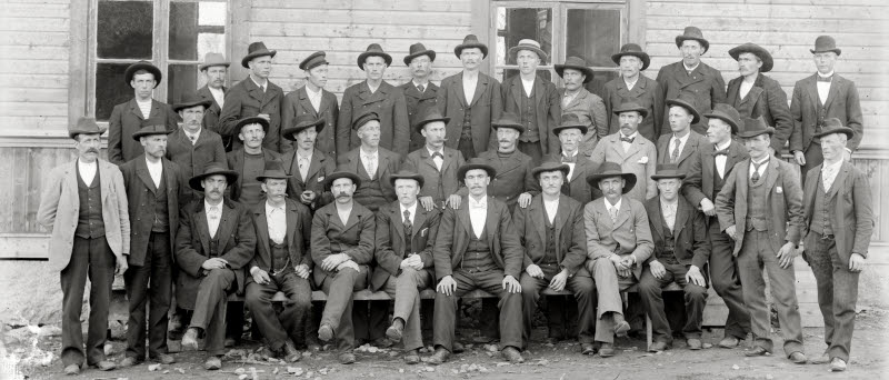 Svenska Järnvägsarbetarnas Förbunds första årsmöte i Kiruna den 25 augusti 1901. Sittande, som nr 3 från vänster, är Lars Jansson. Foto: Borg Mesch