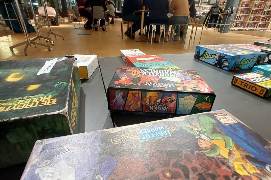 Brädspel i biblioteket