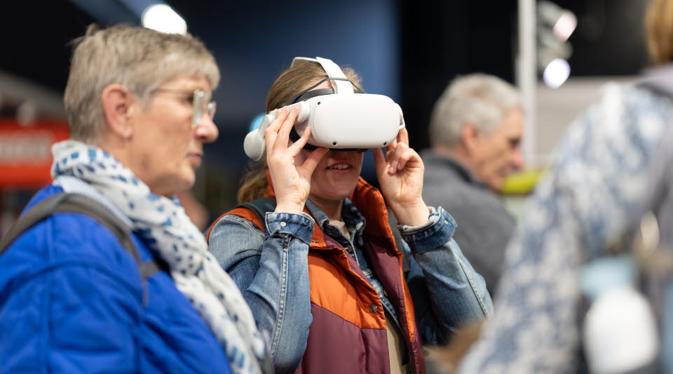 Bild på personer som testar VR glasögon