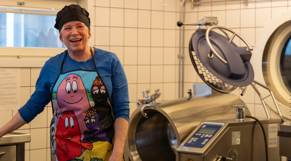 Glad kock med förkläde med Barbapappa. 