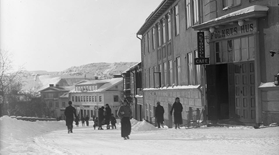 Snöig Föreningsgatan i Kiruna för länge sedan. 