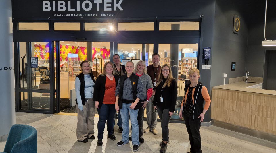 Personal från biblioteket står framför entrén in till biblioteket