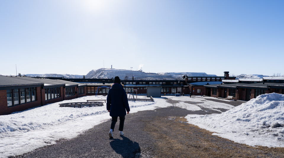Elev promenerar till skolan. 