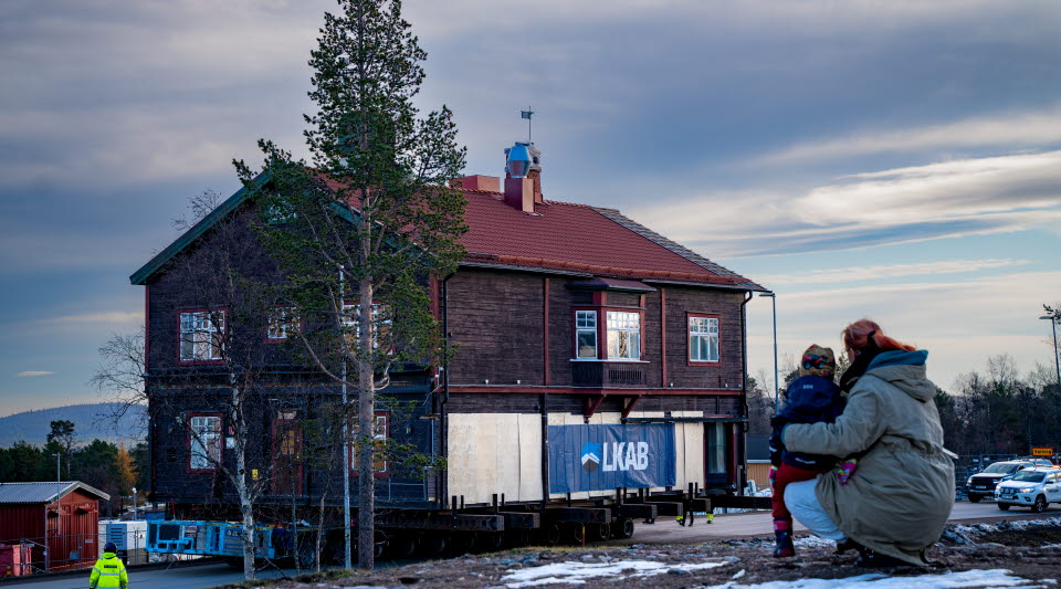 Lanströmshuset under flytt.