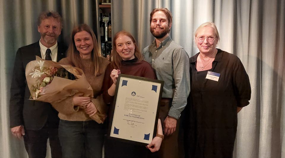 Diplom hålls fram av representanterna på plats under prisutdelningen. 