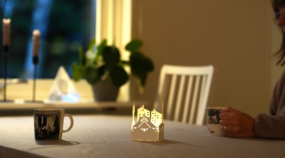 Bord med kaffekoppar och en ljuslykta