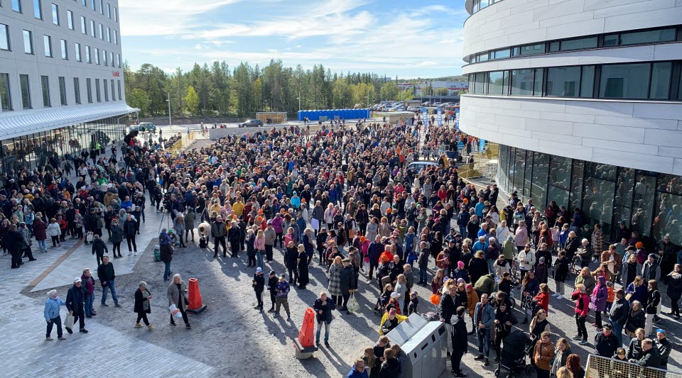 Fotot visar stadshustorget där många människor samlades under invigningen av nya stadskärnan.