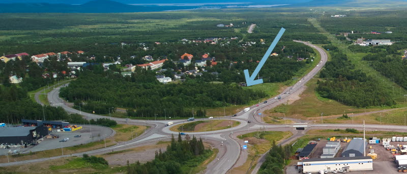 Fotot är taget från drönare och visar vägar med en rondell med en pil för placering av den nya etableringen