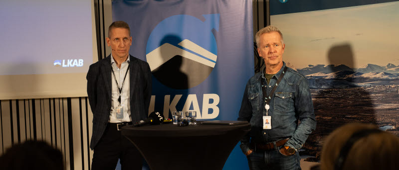 Stefan Hämäläinen och Mats Taaveniku står framför rollups med LKAB och Kiruna kommun som motiv.