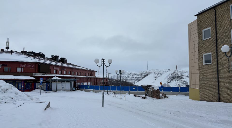 Fotot visar hus som avvecklas bakom stängsel.