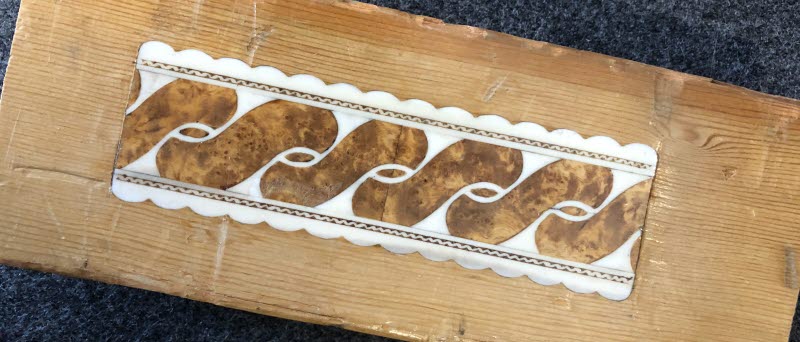 Intarsiapaneler i horn skapade av den samiske hantverkaren Esaias Poggats. Foto: Clara Nyström 