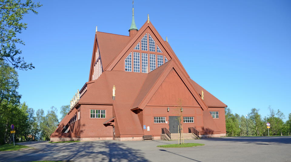 Fotot visar en kyrka fotograferad sommartid.