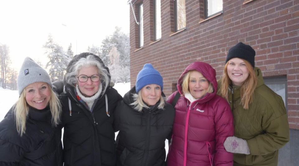 fem kvinnor i vinterjackor