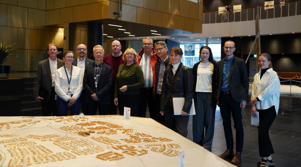 Grupp med människor i stadshushallen. 