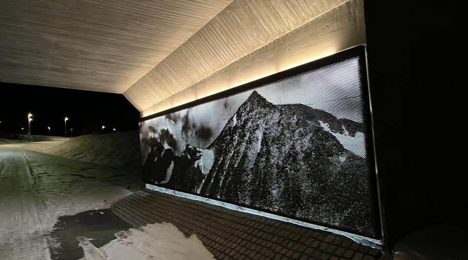 Fotot visar en ljusinstallation på en vägg i gångtunneln under vägen.