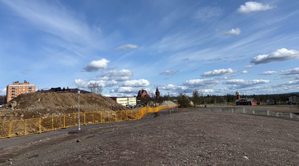 Drönarfotot visar byggnader som avvecklas.