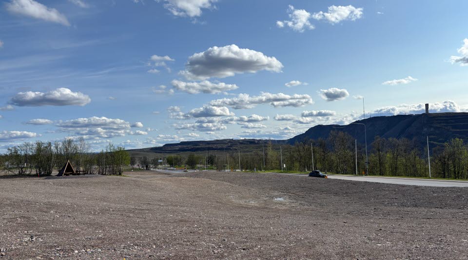 Fotot visar hus som avvecklas bakom stängsel.