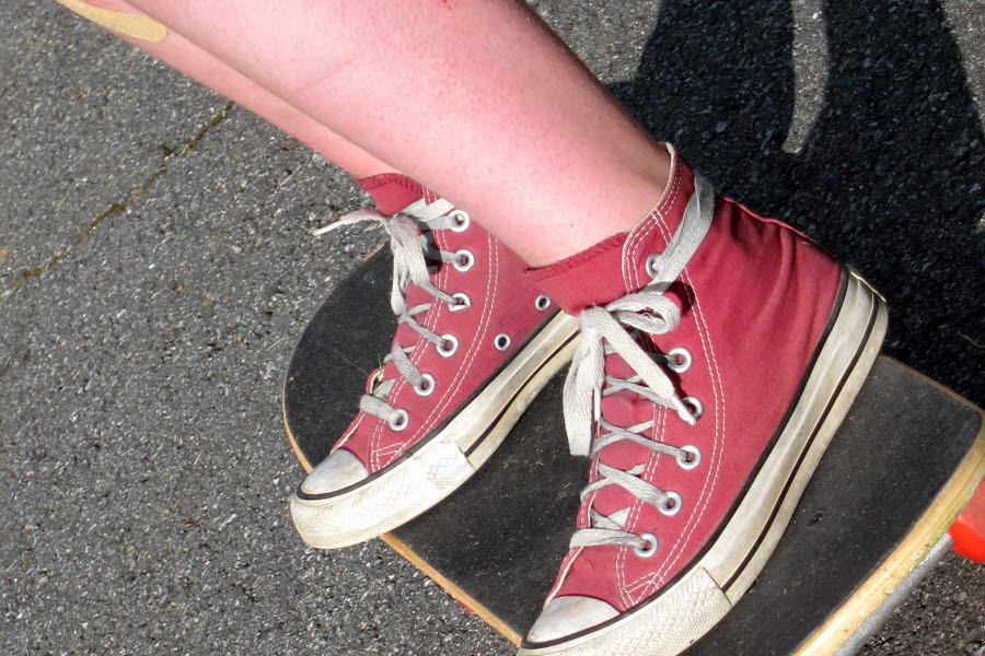 Fotot visar ett par ben i röda skor. 